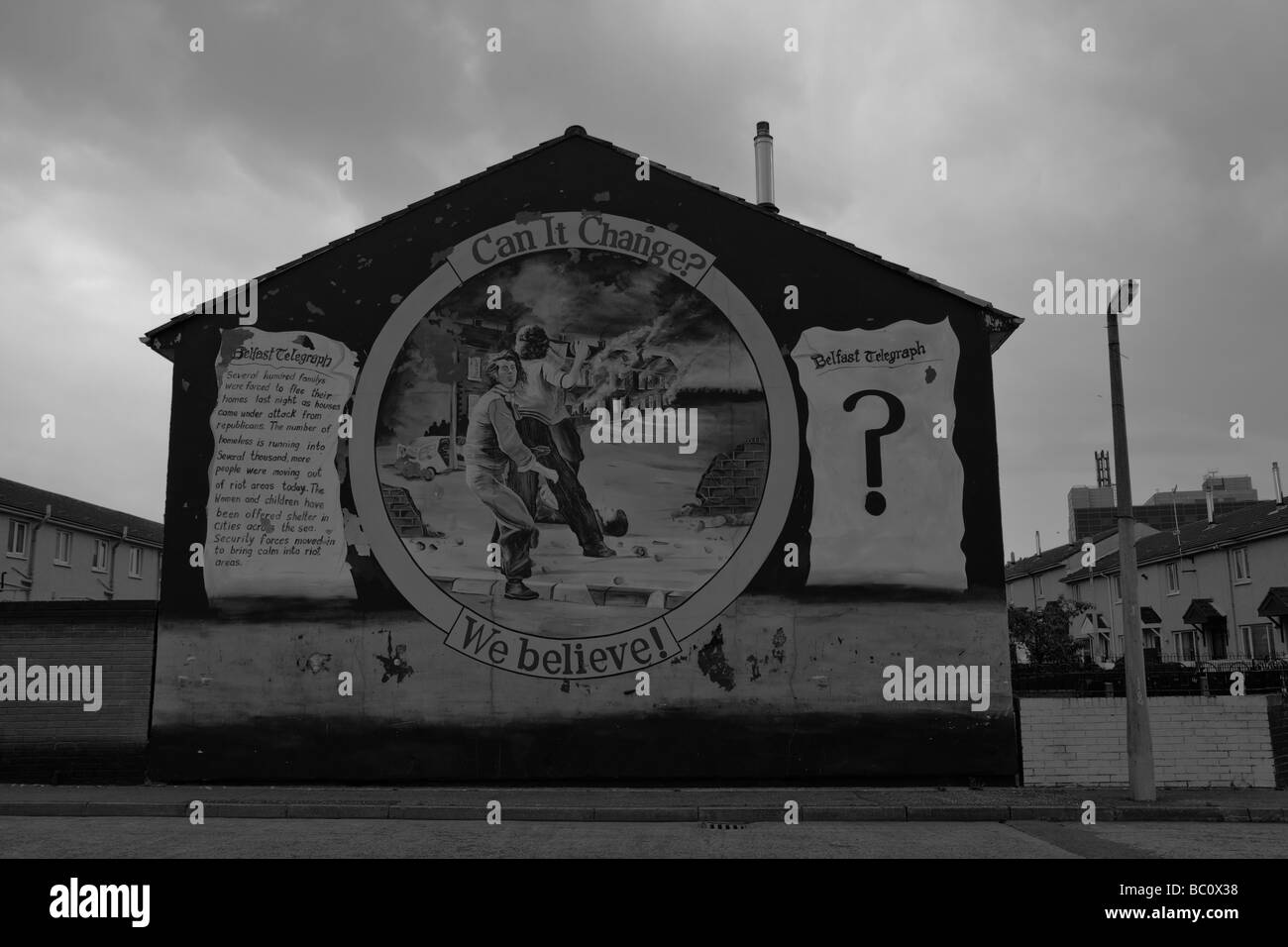 Conflitto in Ulster, dipinto su una parete in Shankill trimestre, parte occidentale di Belfast, Irlanda del Nord, Regno Unito Foto Stock