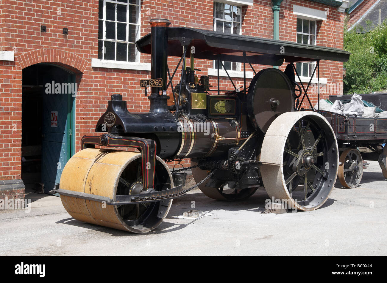 Tasker rullo di vapore è parcheggiata da un vittoriano edificio industriale, Twyford opere idriche vicino a Winchester. Foto Stock