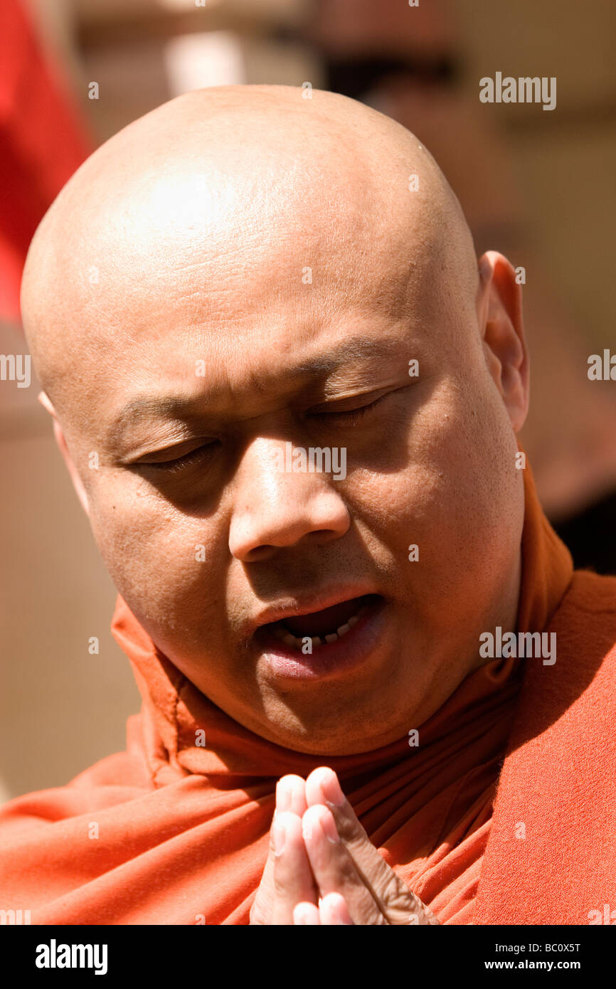 I monaci birmani contrassegnare il compleanno del prigioniero Aung Suu Kyi fuori il birmano ambasciata a Londra Foto Stock