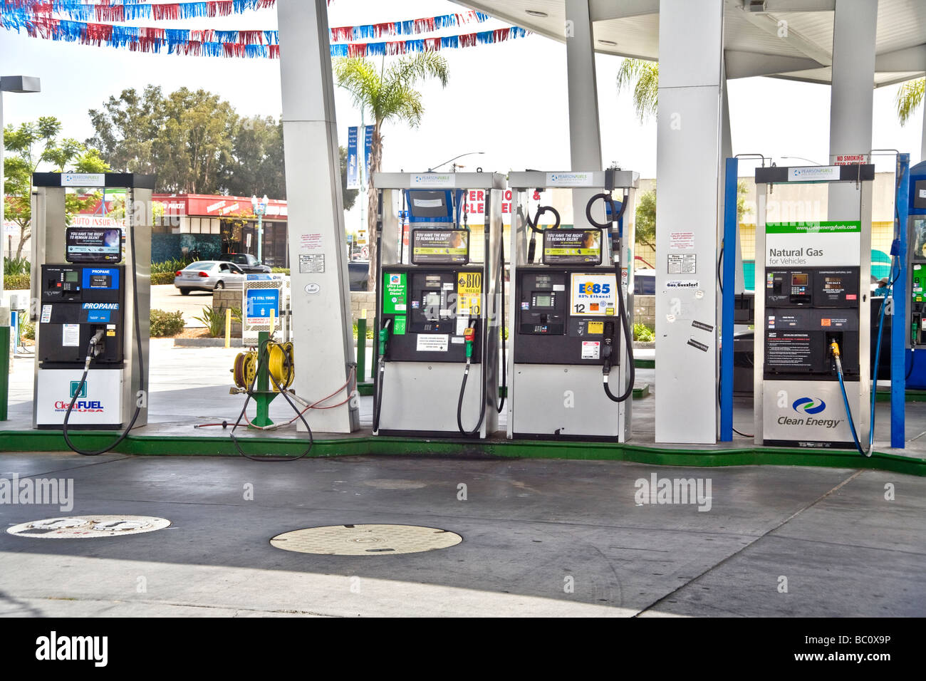 Le pompe per il propano etanolo biodiesel e gas naturale a San Diego la stazione di riempimento offrono un carburante alternativo Foto Stock