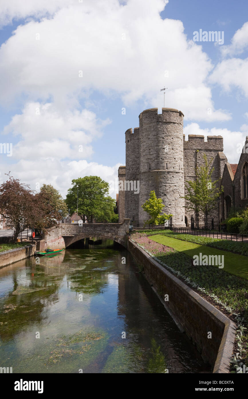 Vista lungo il fiume Stour a Westgate towers da West Gate Gardens in Canterbury Kent England Regno Unito Foto Stock