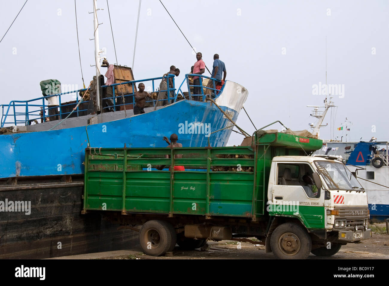 Dock di scena a Douala Camerun Africa occidentale con filati essendo caricati sulla nave per esportazione in Gabon Foto Stock