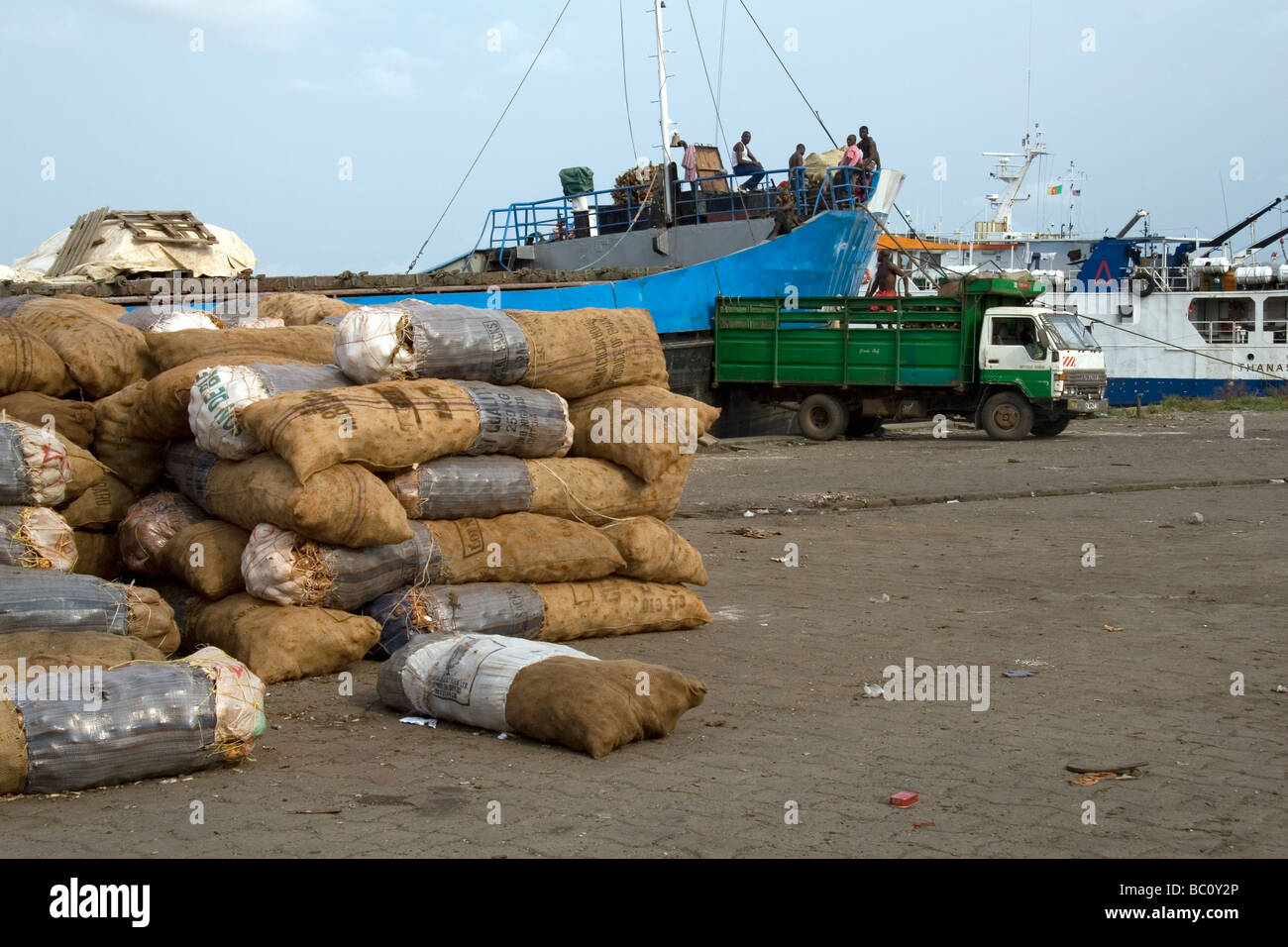 Dock di scena a Douala Camerun Africa occidentale con filati essendo caricati sulla nave per esportazione in Gabon Foto Stock
