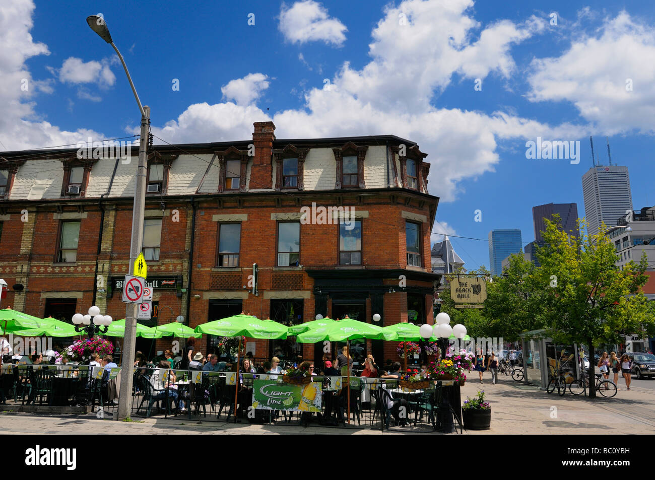 Black Bull taverna ristorante all'aperto a pranzo su Queen Street West con torri banca Toronto Foto Stock