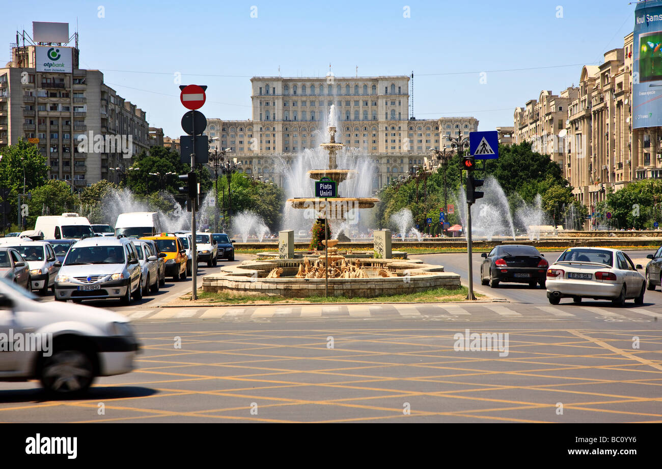 Palazzo del Parlamento conosciuto anche come popoli Palace Casa Poporului in Bucharest Romania come visto da Piata Unirii Foto Stock