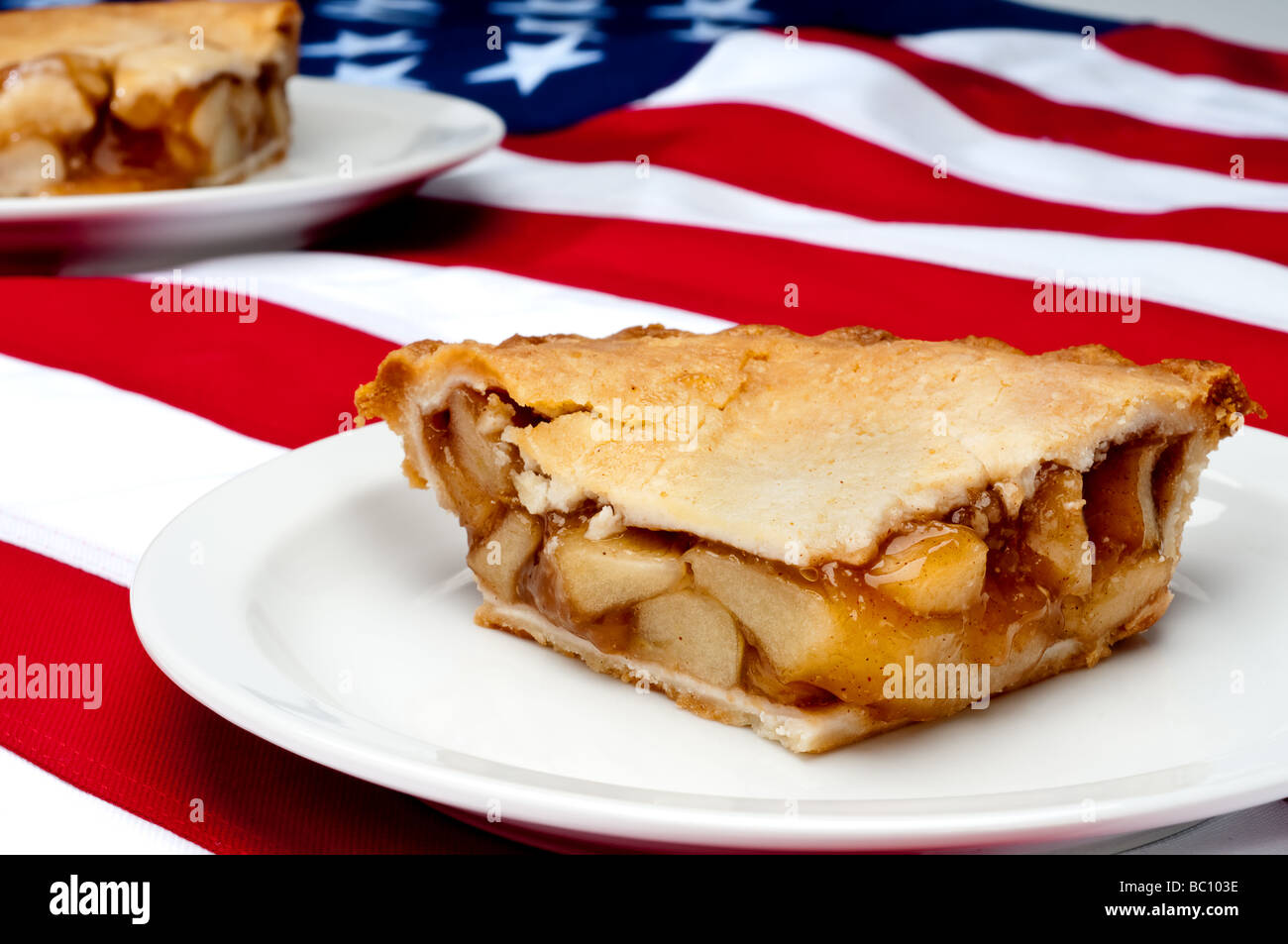 Messa a fuoco poco profonda l'immagine orizzontale di 2 pezzi di torta di mele sulla bandiera americana Foto Stock