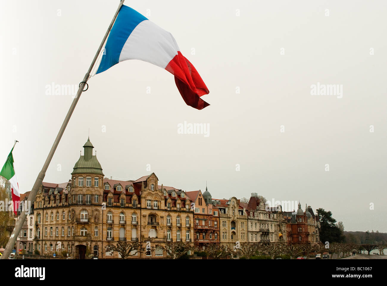 Bandiere europee e gli edifici sulle rive del lago di Costanza,Konstanz, Germania Foto Stock