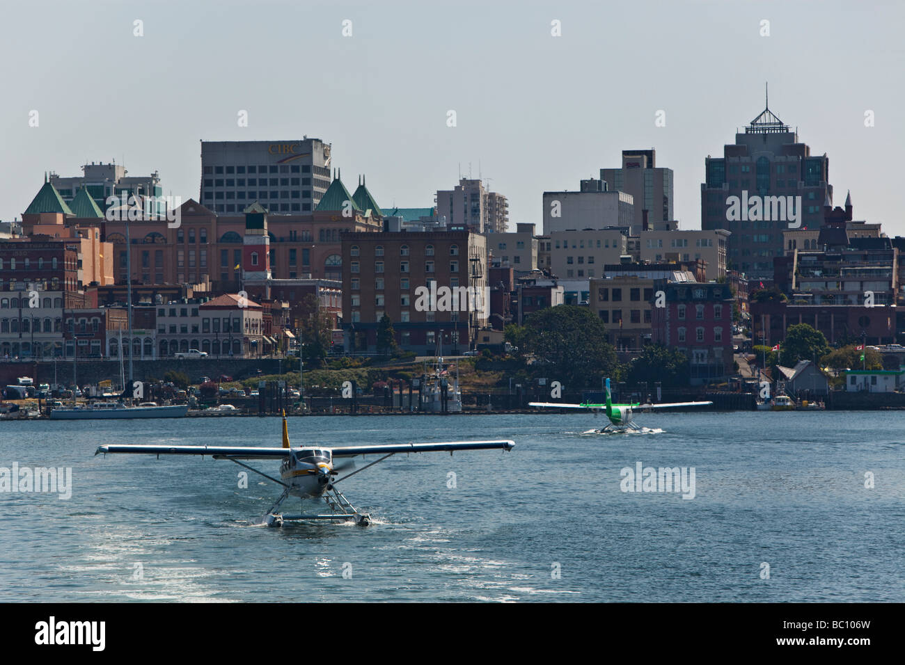 Piano di flottazione nel porto interno Victoria BC Foto Stock