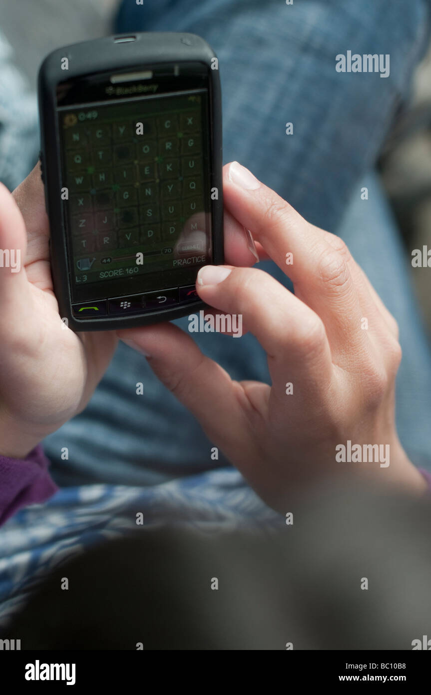 Giochi su Blackberry smart phone close up Foto Stock