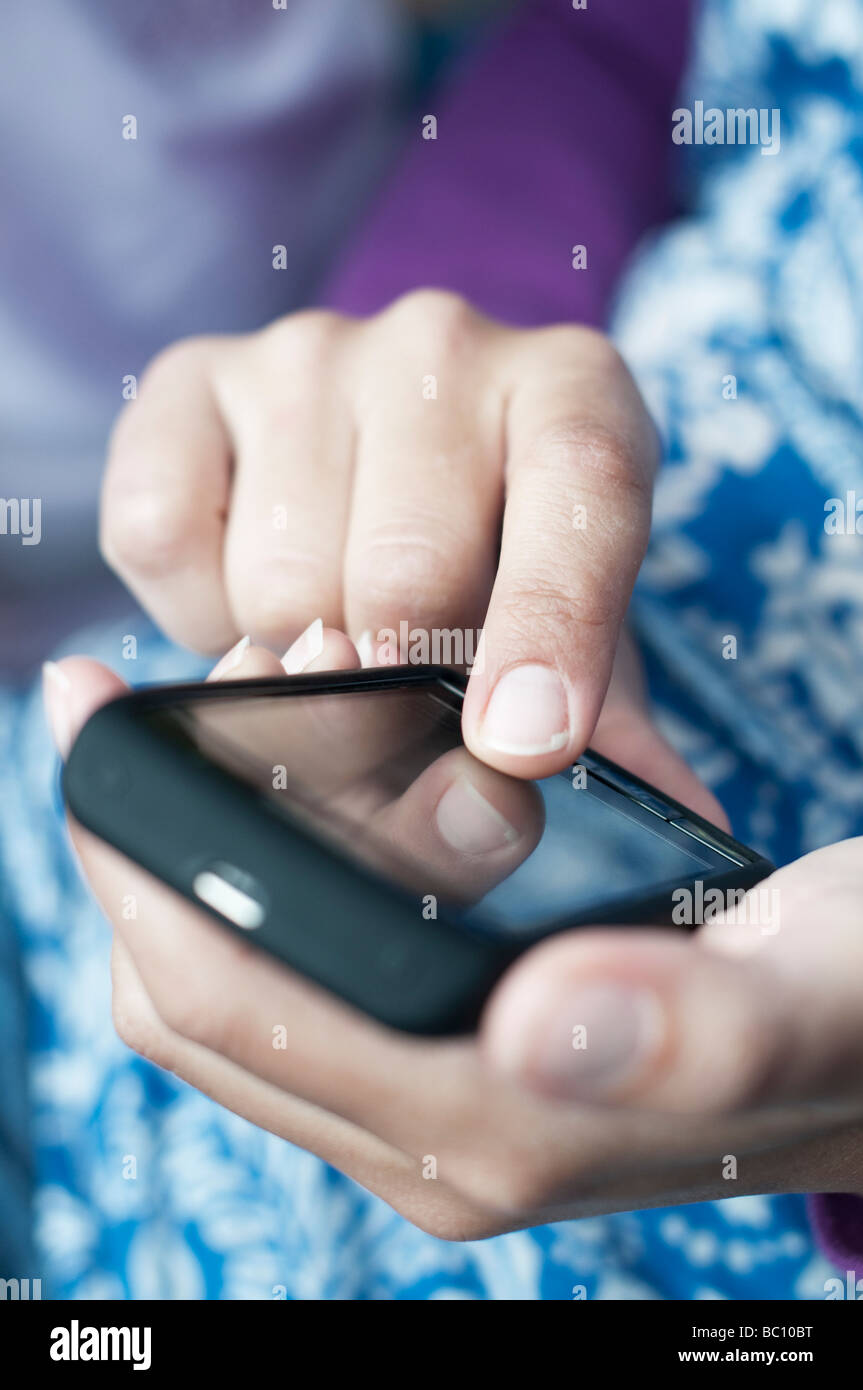 Close-up della persona che utilizza uno schermo a sfioramento smart phone Foto Stock