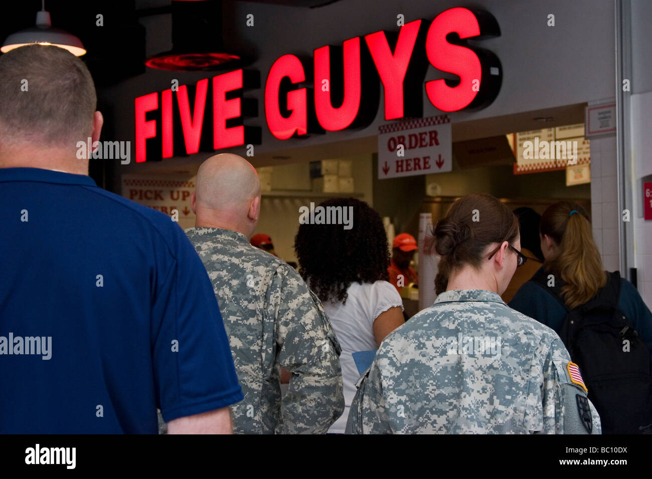 Personale militare e altri viaggiatori in coda fino a cinque ragazzi ristorante all'Aeroporto Internazionale di Baltimora Washington Foto Stock