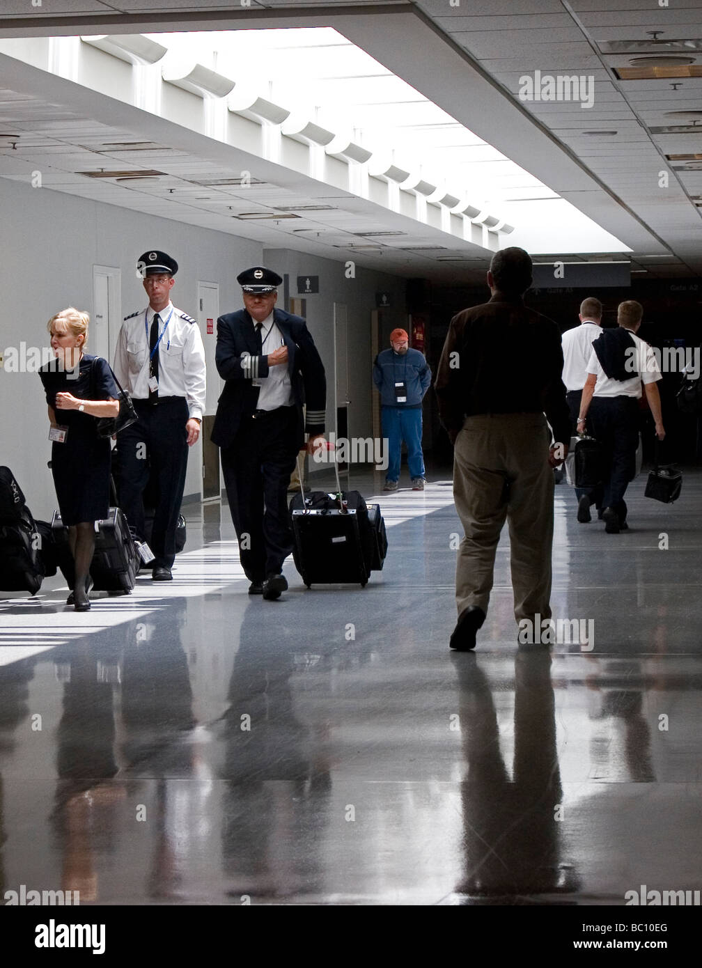 Passeggeri ed equipaggio di volo a piedi corridoio di Baltimore Washington International Airport Foto Stock
