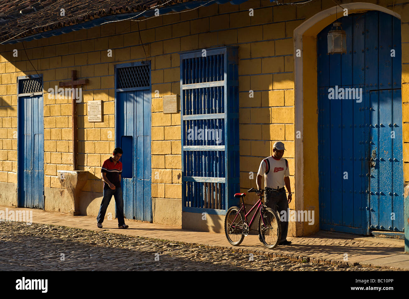 Cubano colorati street scene, Trinidad, Cuba. Trinidad, è un sito Patrimonio Mondiale dell'UNESCO. Foto Stock