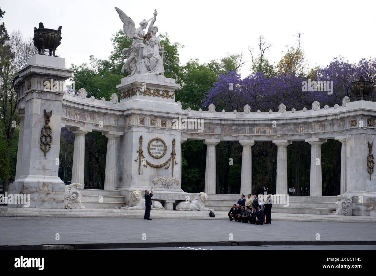 Fotografia di gruppo viene presa dal Hemiciclo un Juárez, monumento a Benito Juárez, Alameda Central, Città del Messico Foto Stock