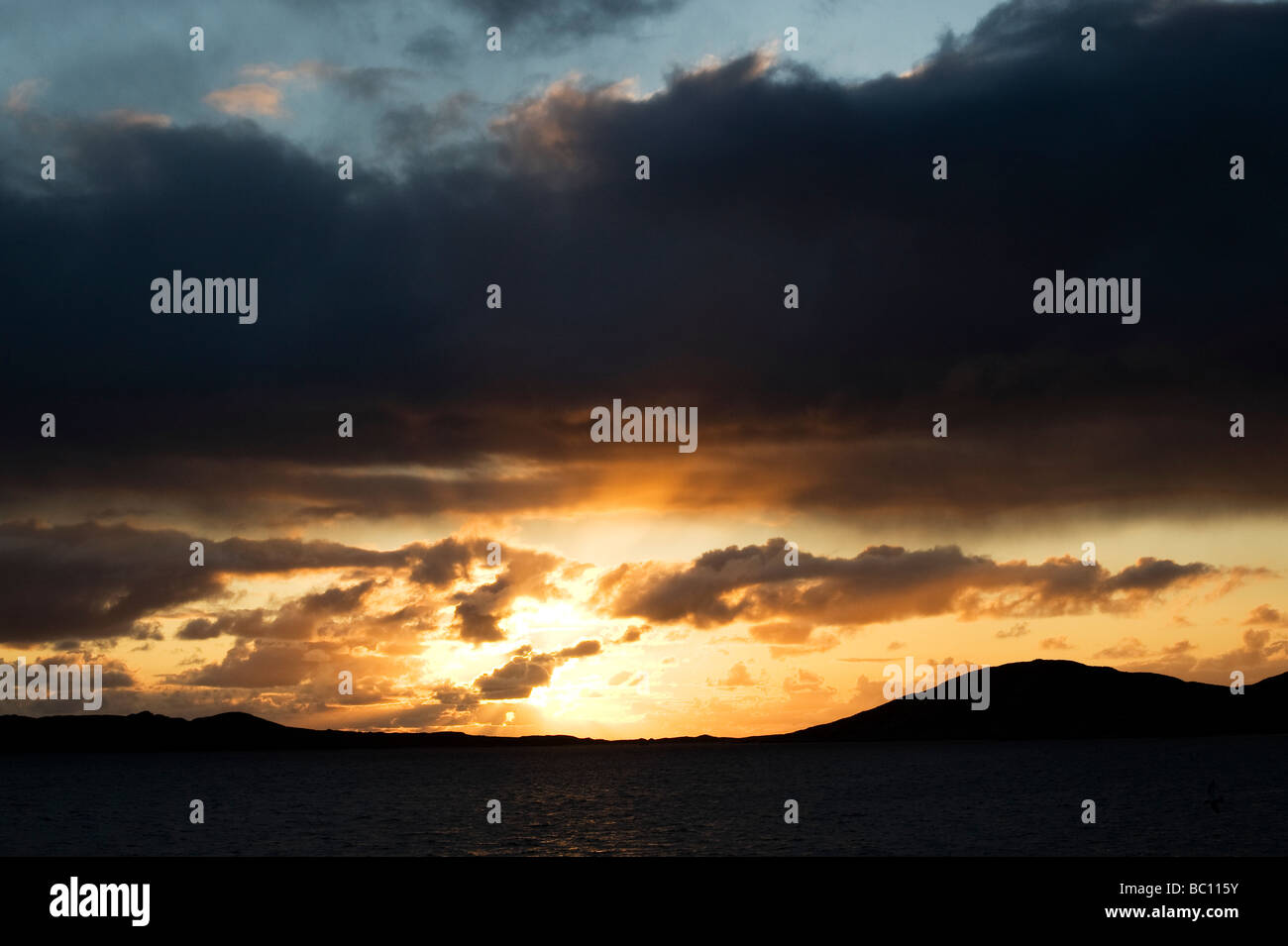 Tramonto sul suono di Taransay , Isle of Harris, Ebridi Esterne, Scozia Foto Stock