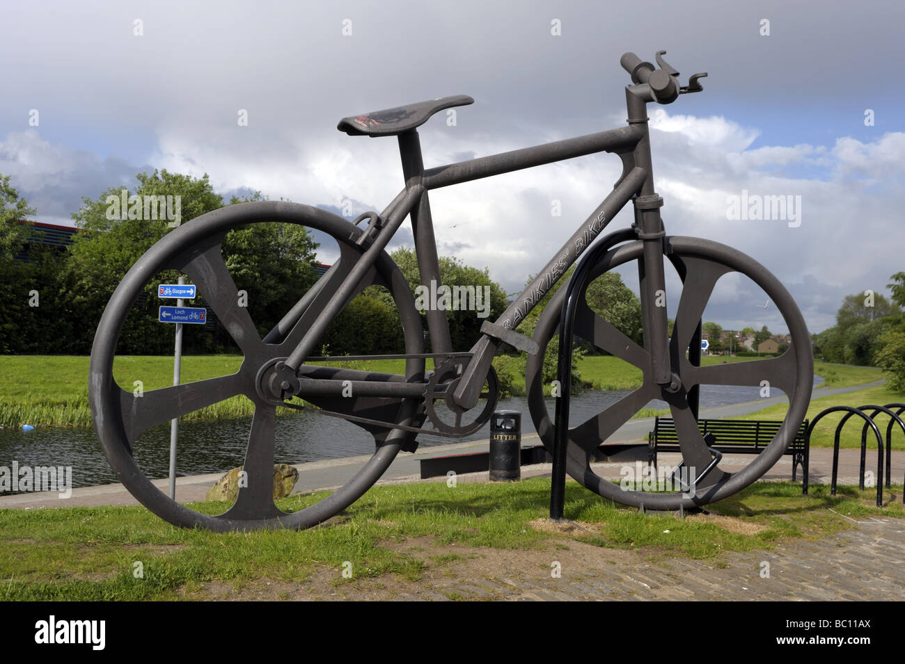 Gigantesca scultura in bicicletta a Clydebank, Glasgow, Scozia, sul ciclismo SUSTRANS route 7 accanto al canale di Forth e Clyde Foto Stock