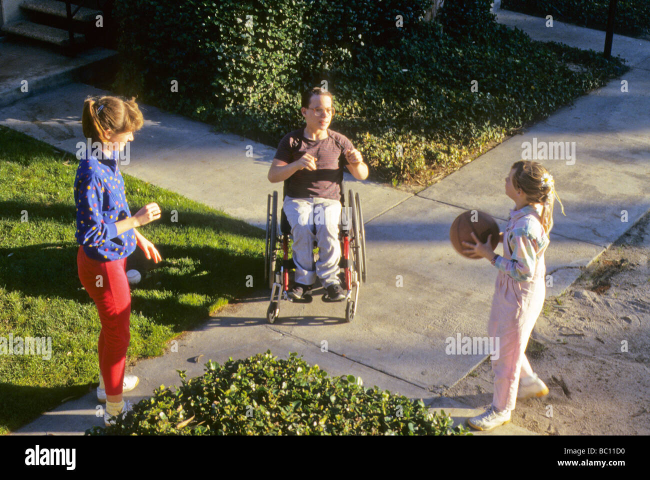 Handicap sedie a rotelle sport watch sfera includono giocare in grado impossibile limitare limitare imobile salute mobilità spostare mobili Foto Stock