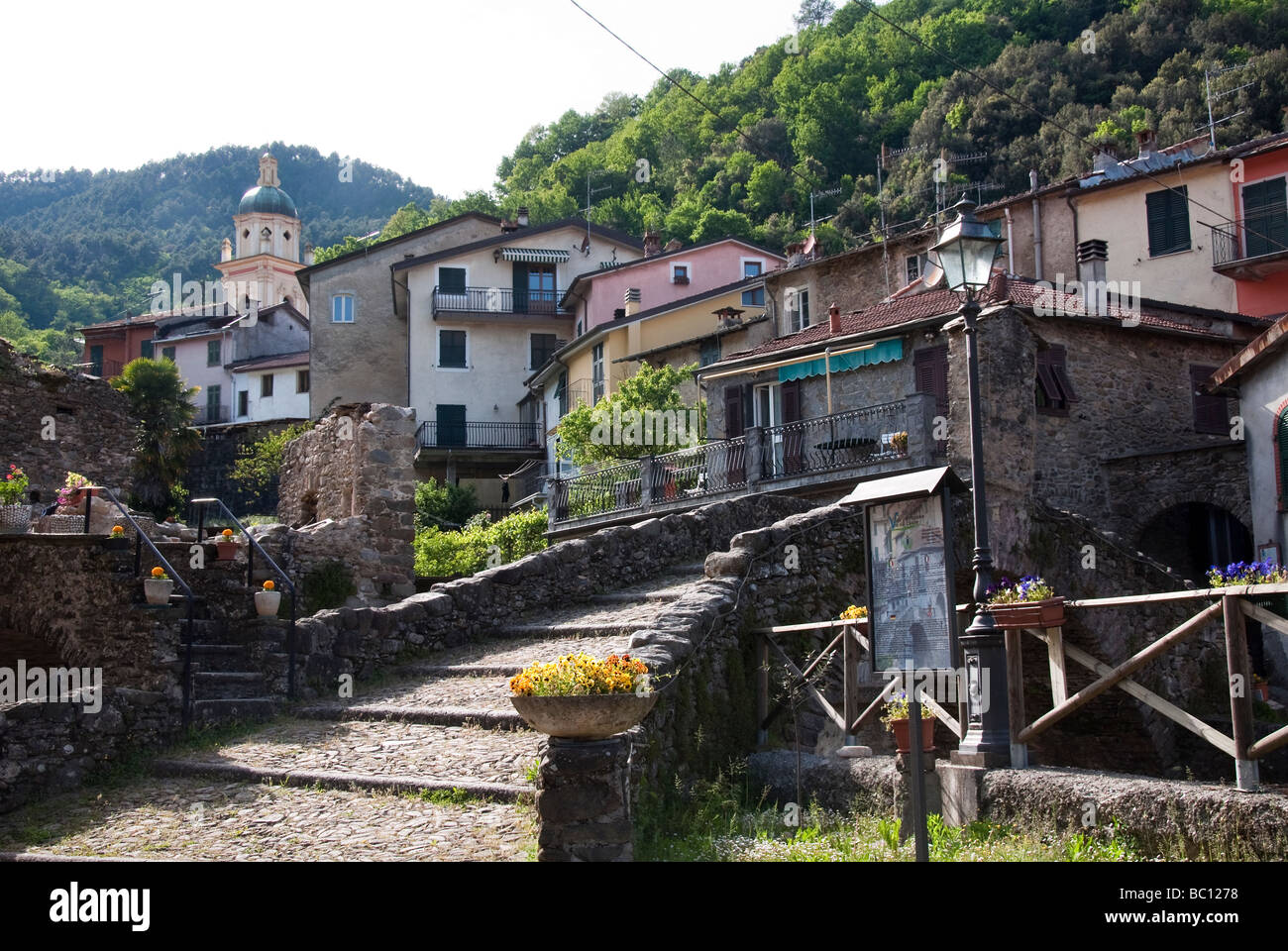 Pignone, una piccola città nella regione montuosa del Parco Nazionale delle Cinque Terre Foto Stock