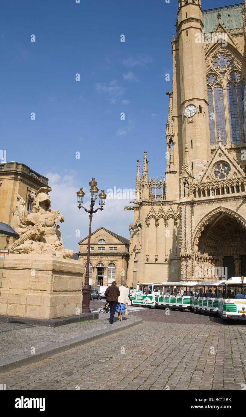 Metz Lorraine Francia UE un treno turistico passando St Etienne la cattedrale in un tour di questa incantevole città Foto Stock