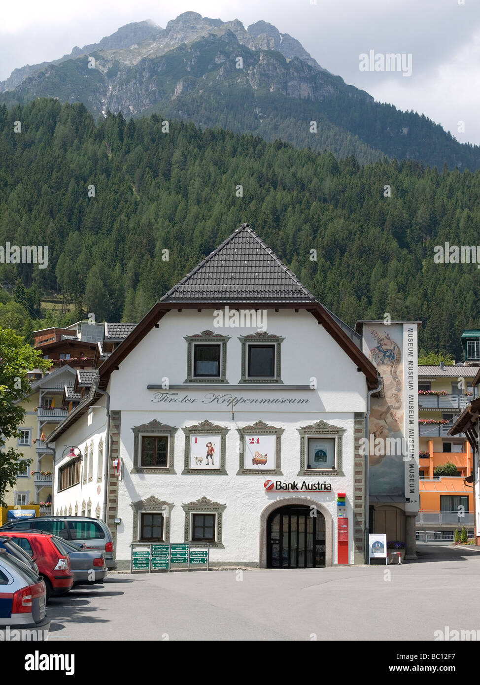 Il Krippenmuseum e Bank Austria in Fulpmes Stubaital Tirol. Il museo dispone di burattini e scene della natività Foto Stock