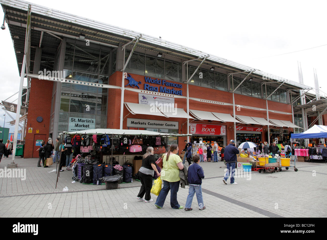 Esterno del St Martins mercato noto anche come il mercato di rag parte del bullring Birmingham Regno Unito Foto Stock
