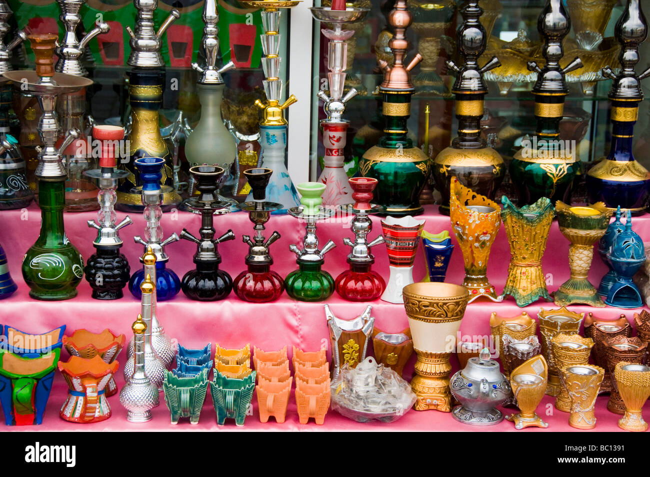 Artigianato tradizionale sul display nei negozi Mutrah Souk Muscat Oman Foto Stock