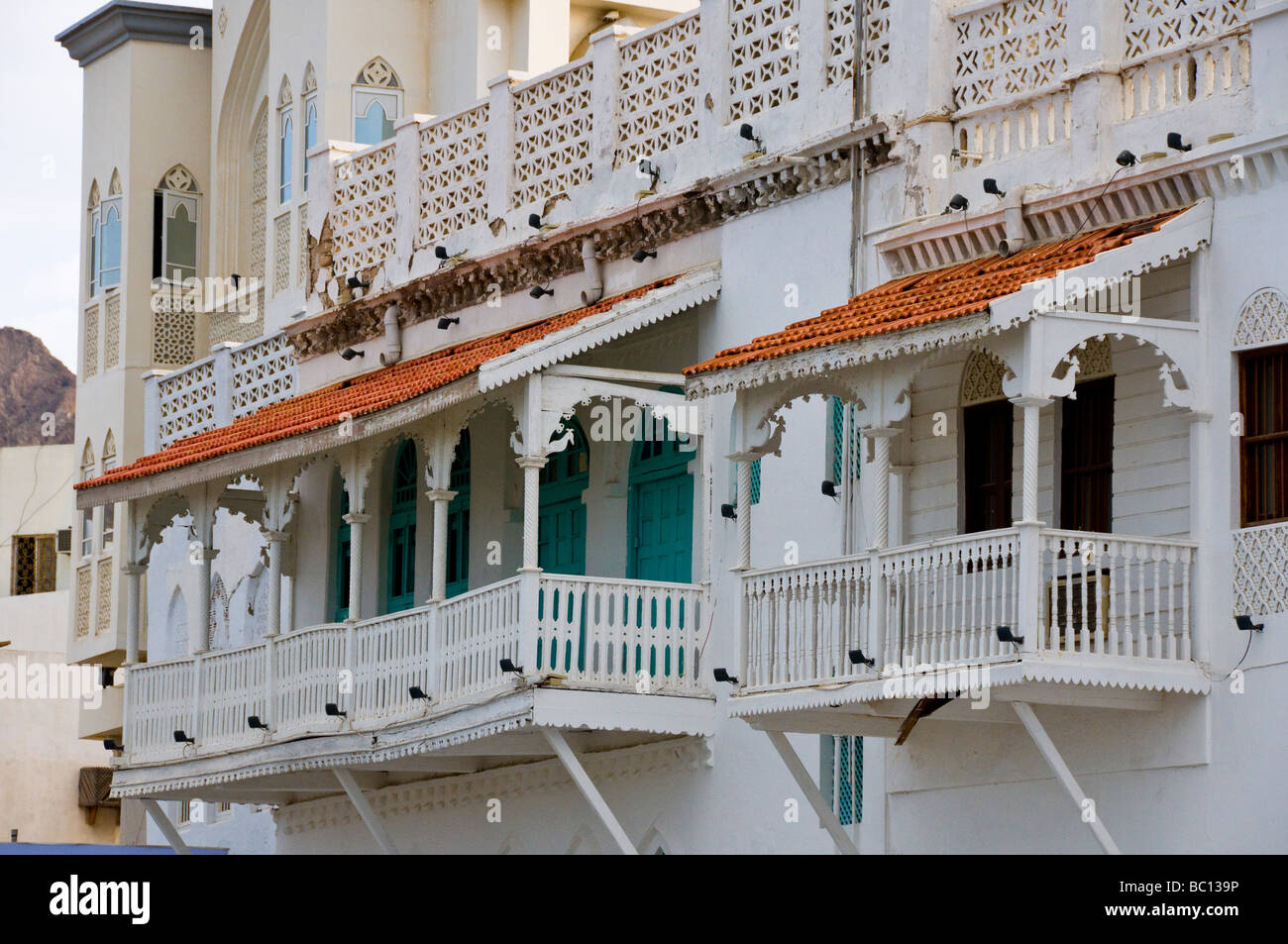 Tradizionale architettura araba lungo la Mutrah waterfront Muscat Oman Foto Stock