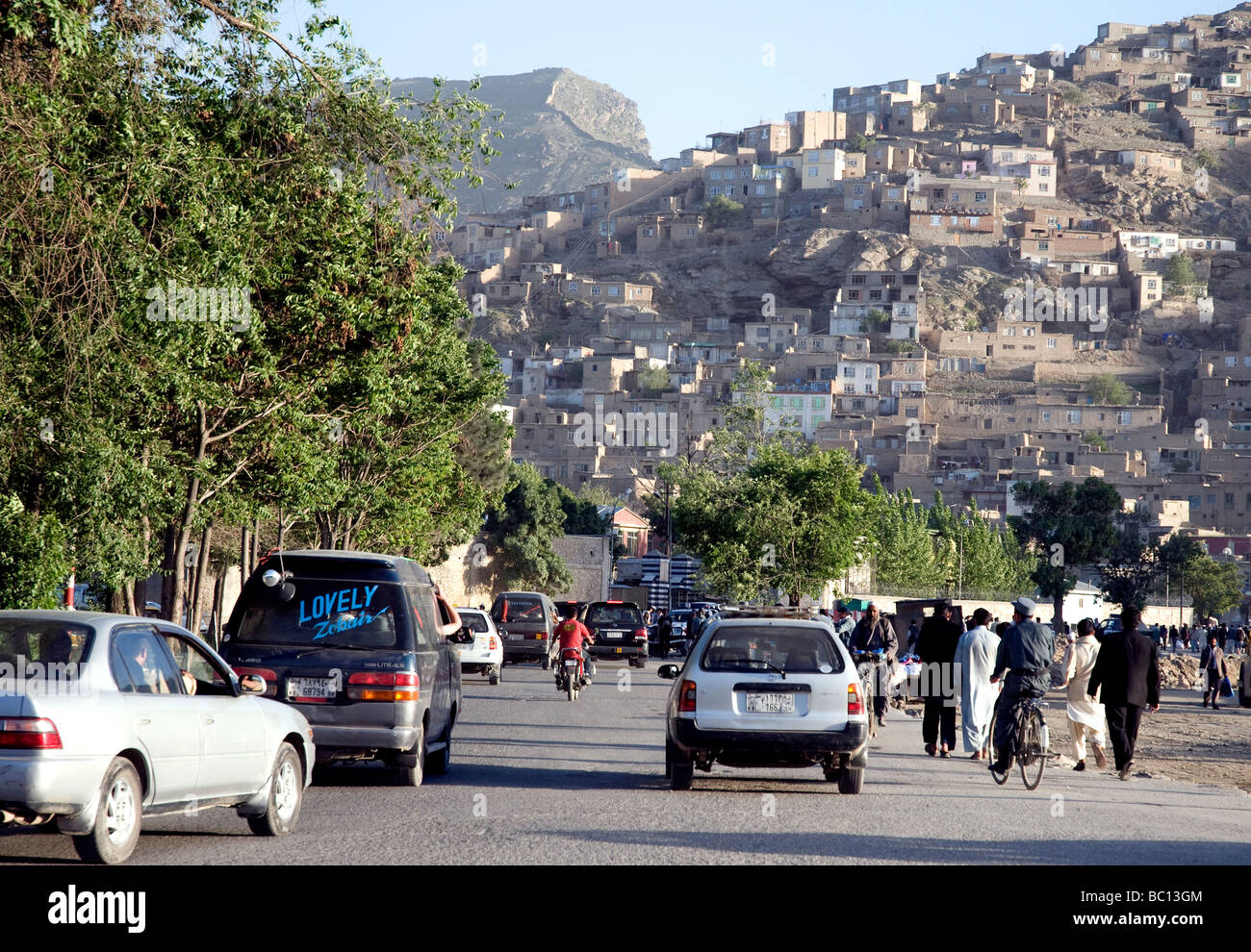 Il traffico voce al di fuori del centro di Kabul verso un popoloso hillside; popolazione della città ha enormemente ampliato negli ultimi anni Foto Stock