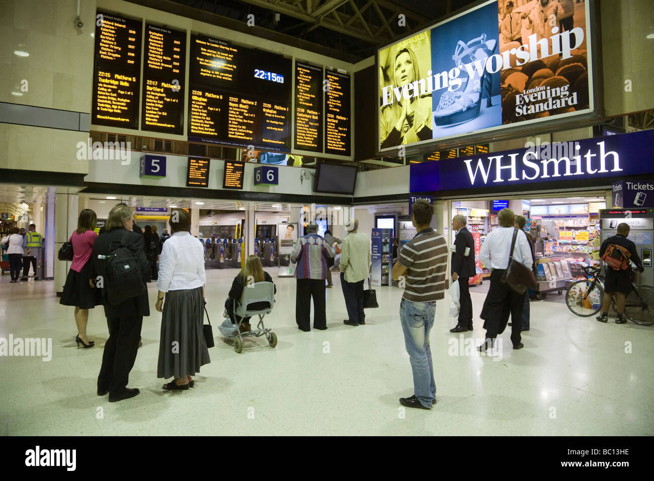 I passeggeri sul piazzale in attesa di un treno alla stazione di Charing Cross di Londra, Regno Unito Foto Stock