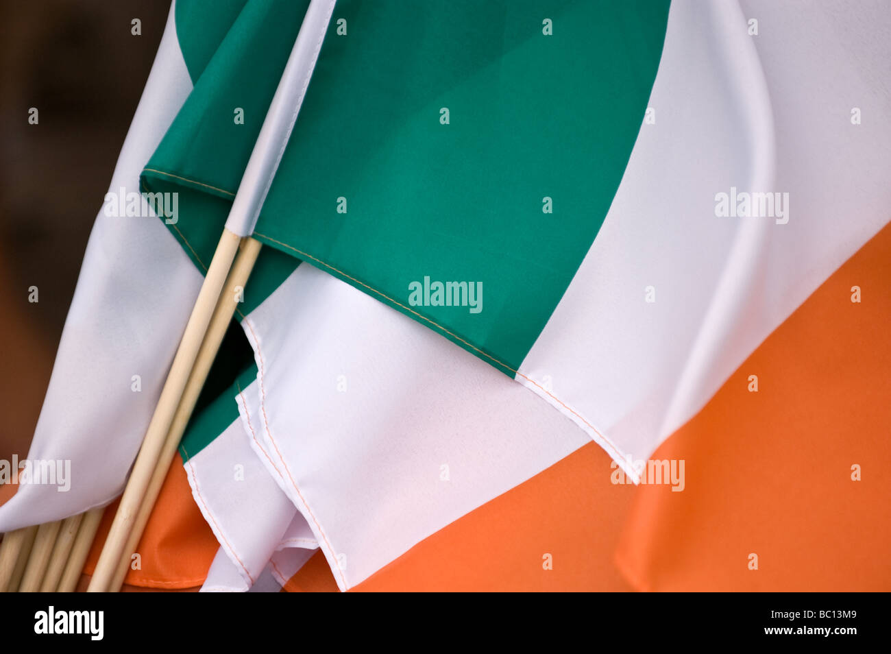 Bandiere irlandese per la vendita in un locale festival irlandese a Irvine, California Foto Stock