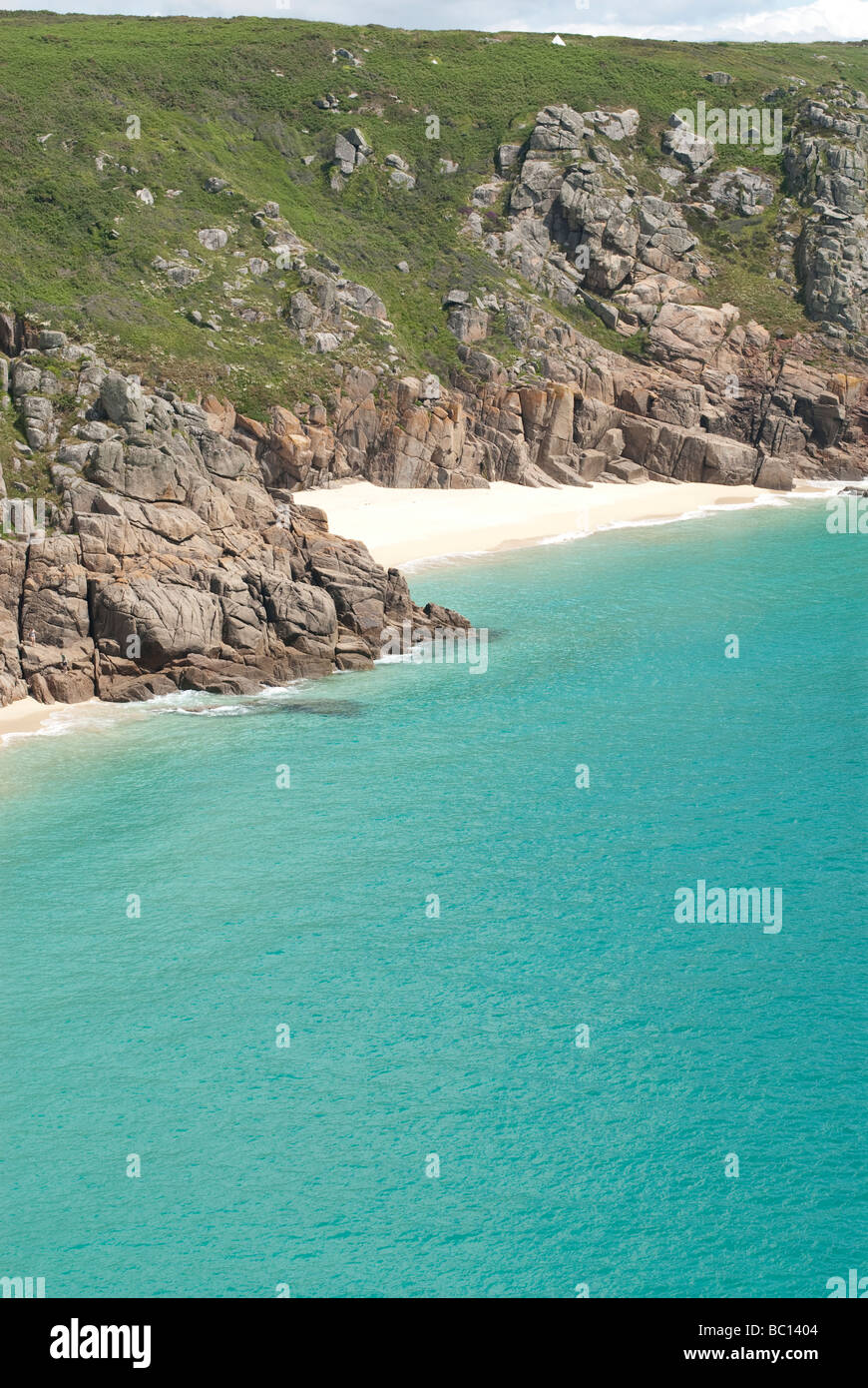 Vista della spiaggia di Porthcurno dal sentiero costiero in Cornovaglia Foto Stock