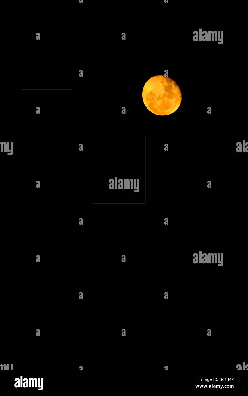 Luna arancione sul cielo nero lo sfondo Foto Stock