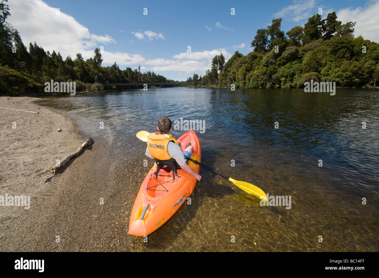 Il kayak nel fiume Arnold uscita al Lago Brunner Foto Stock