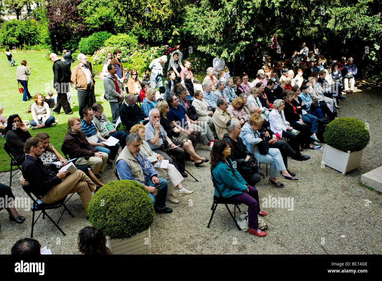 Crowd, Parigi Francia, eventi pubblici nei giardini, Giornata Mondiale della Musica, giardino 'Fete de la Musique' udienza Francese ascolto di un concerto classico Foto Stock