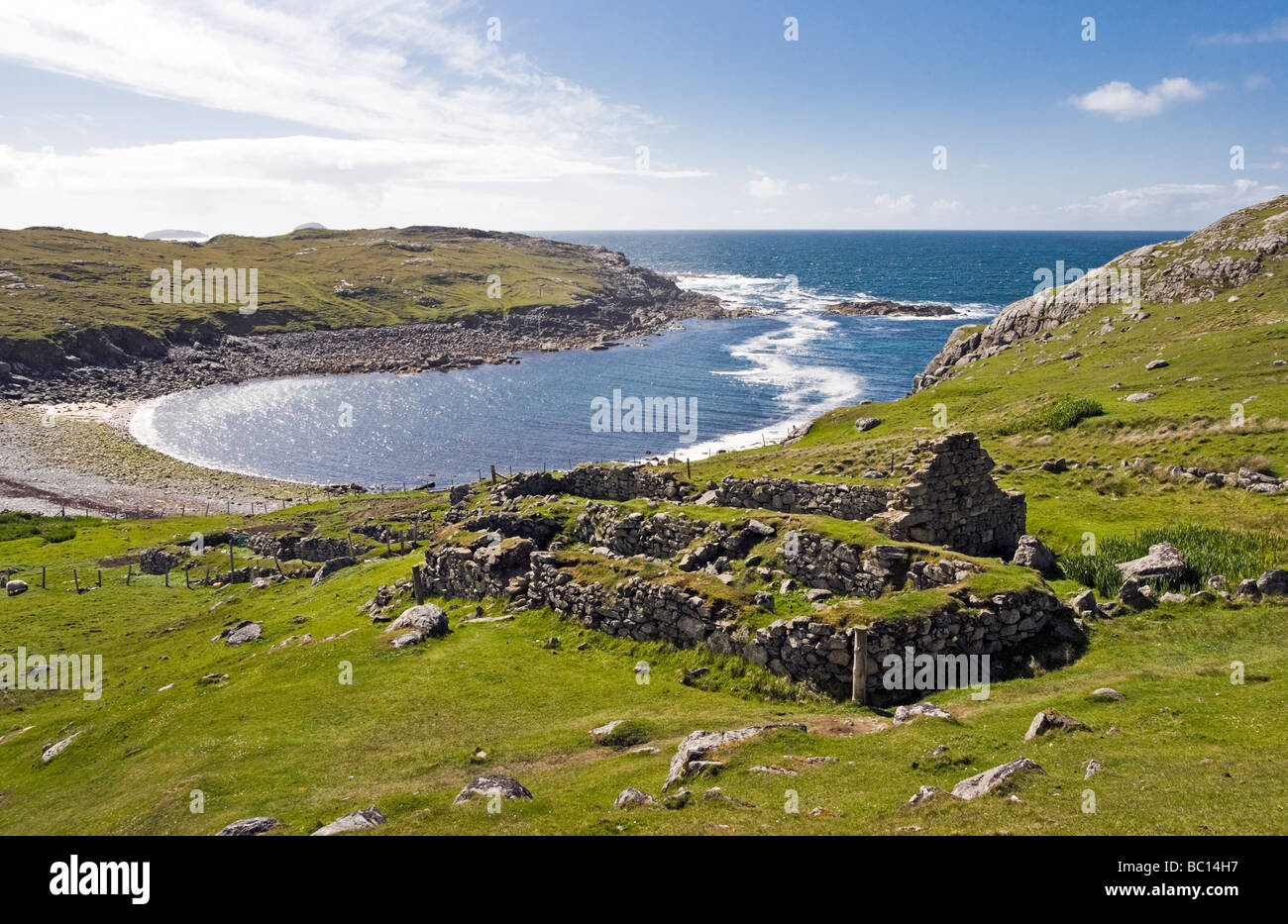 Le rovine di un antico insediamento a na Gerrannan sulla costa ovest di Lewis Ebridi Esterne della Scozia Foto Stock