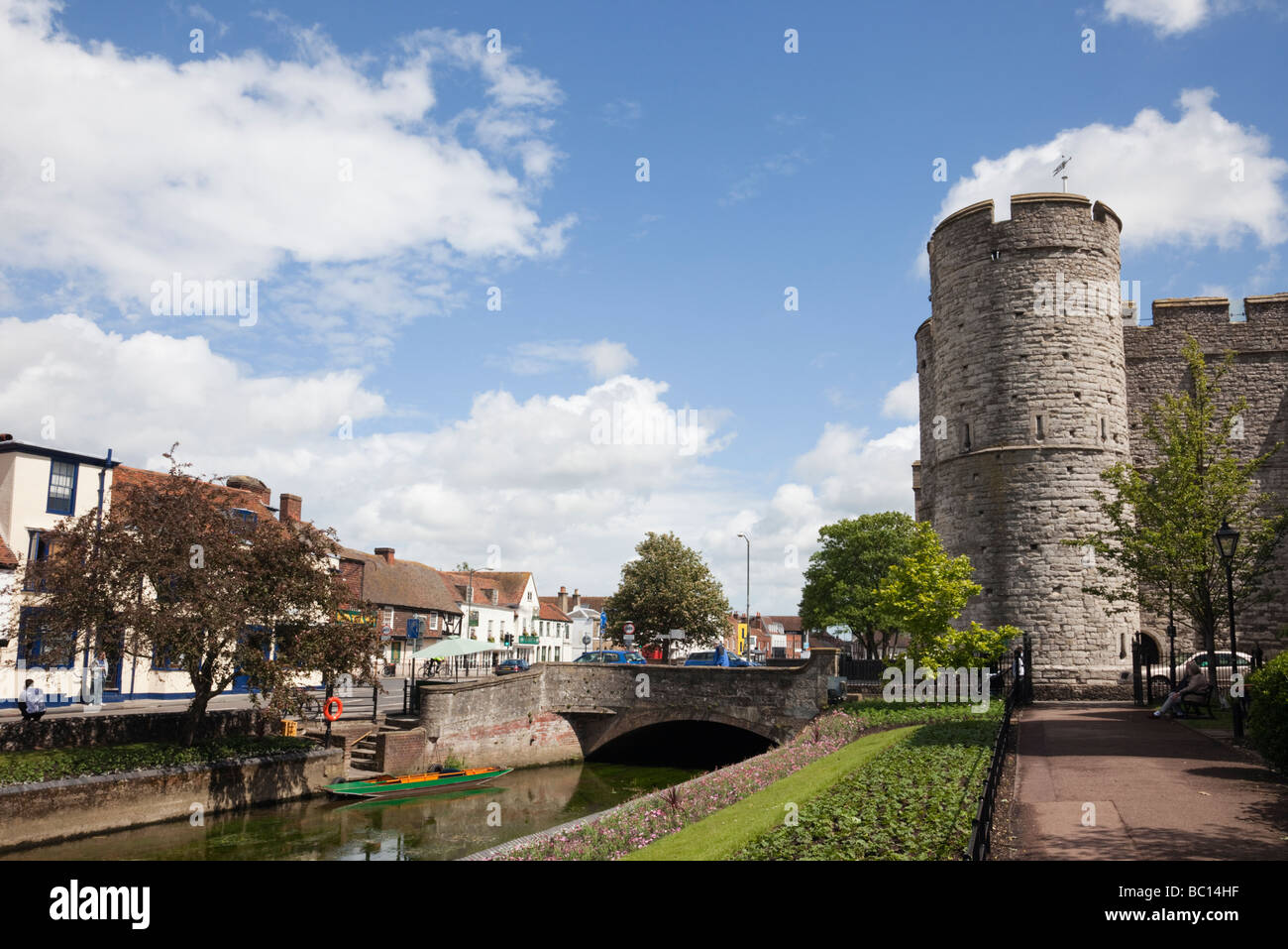 Canterbury Kent England Regno Unito Europa Fiume Stour e Westgate towers da West Gate Gardens Foto Stock