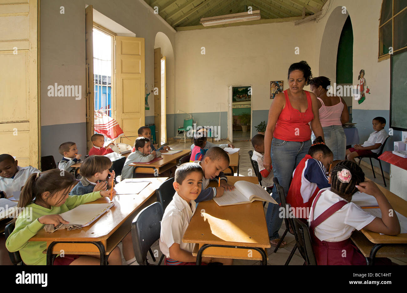 La scuola primaria con bambini alle loro scrivanie. Trinidad, Cuba Foto Stock