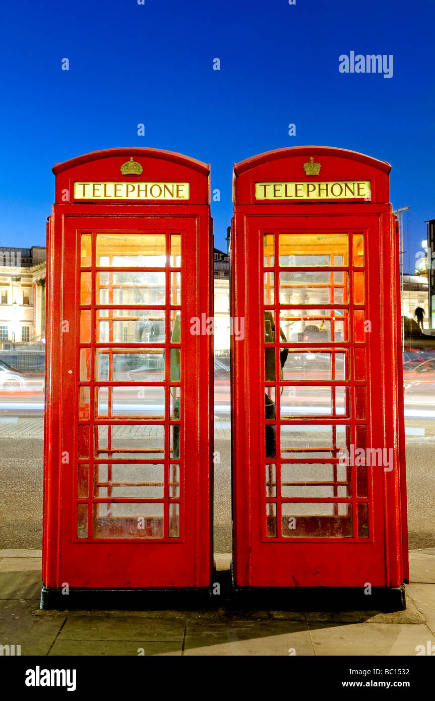 LONDON, Regno Unito - British telefono pubblico box a Trafalgar Square Foto Stock