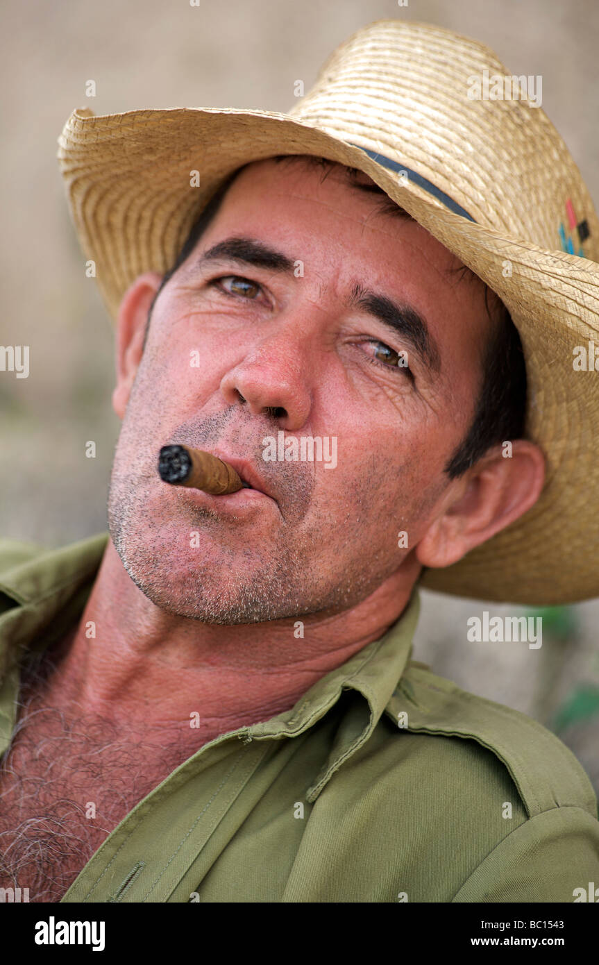 Gentile uomo cubano nel cappello distintivo e di fumare un sigaro cubano. Viñales Pinar del Rio, Cuba. Foto Stock