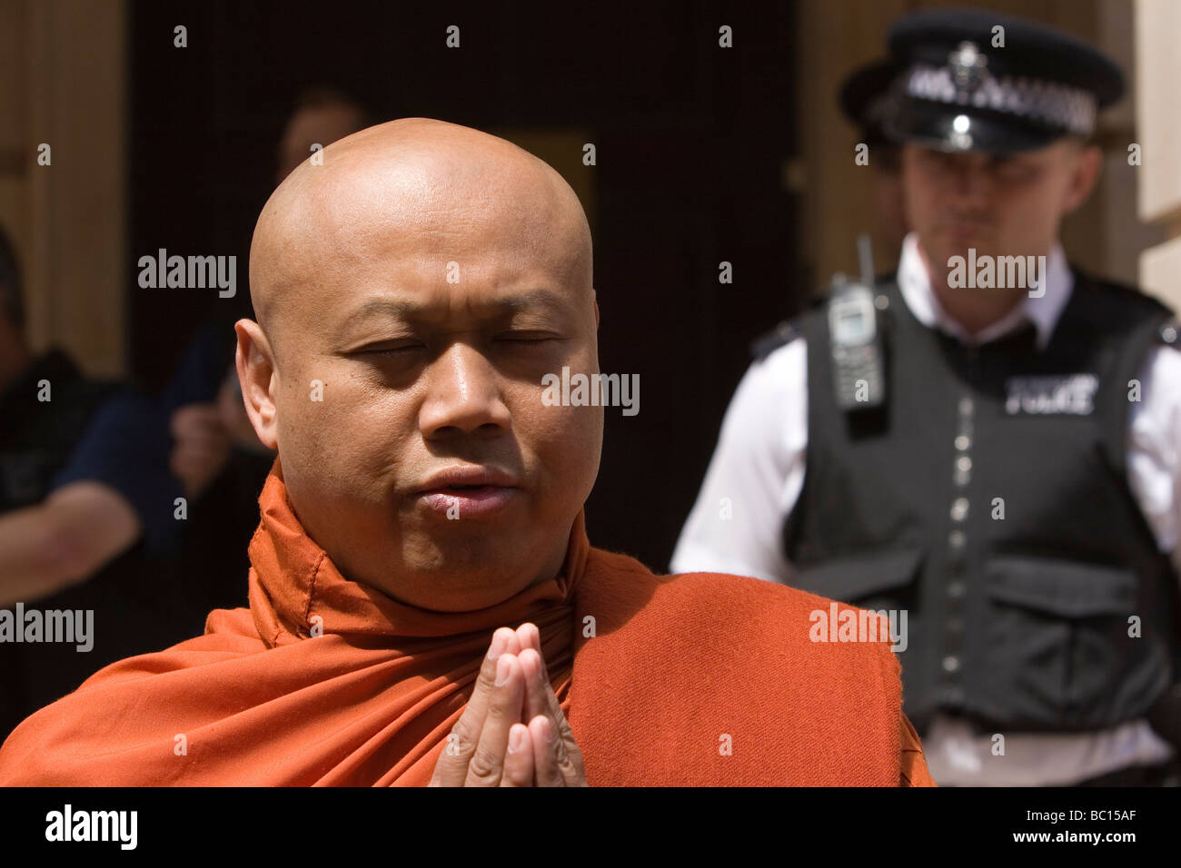 I monaci birmani contrassegnare il compleanno del prigioniero Aung Suu Kyi fuori il birmano ambasciata a Londra Foto Stock