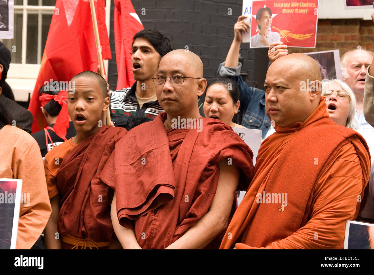 I monaci birmani contrassegnare il compleanno del prigioniero Aung Suu Kyi fuori il birmano ambasciata a Londra Foto Stock
