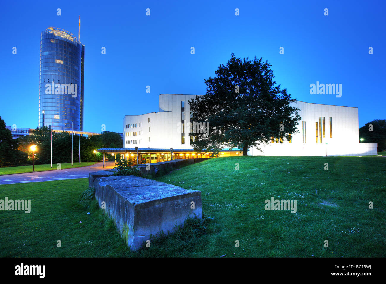Aalto opera house e RWE headquarter tower, Essen, Germania Foto Stock
