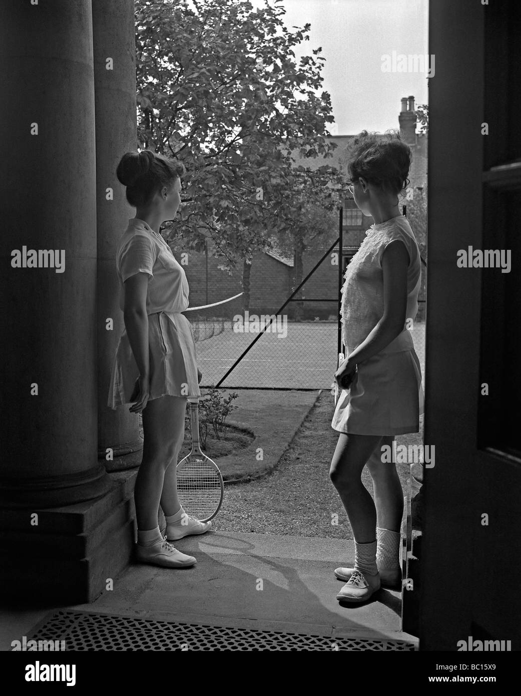 Due ragazze pronto per una partita di tennis, c. 1960 Foto Stock