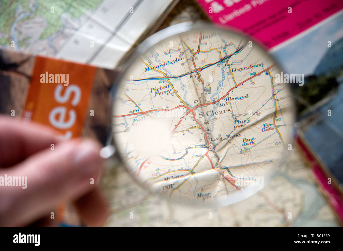 Mappa di San cancella nel Galles occidentale illustrato attraverso una lente di ingrandimento. Foto Stock