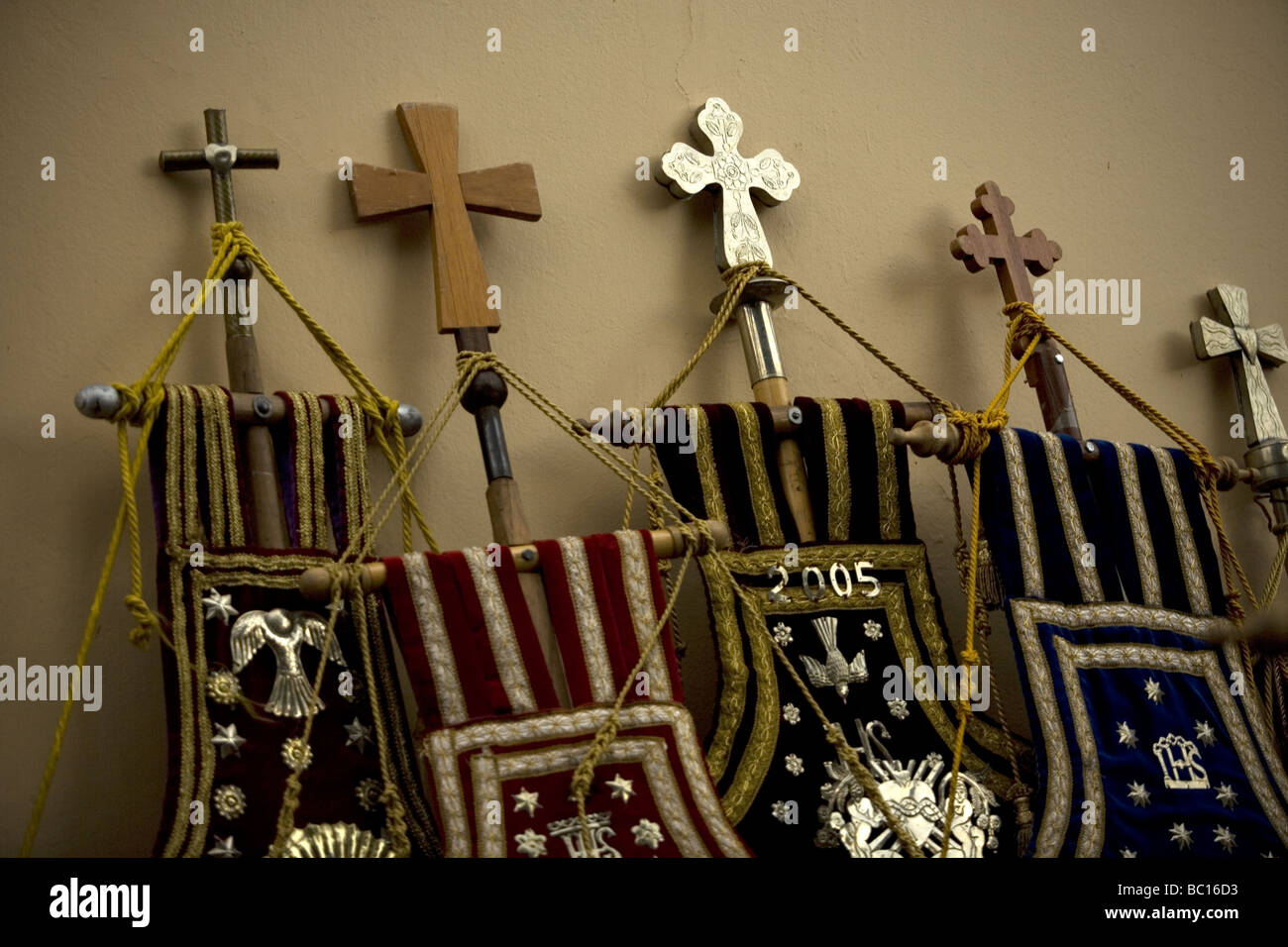 Banner in rappresentanza di diverse confraternite cattolica poggiare contro una parete Foto Stock