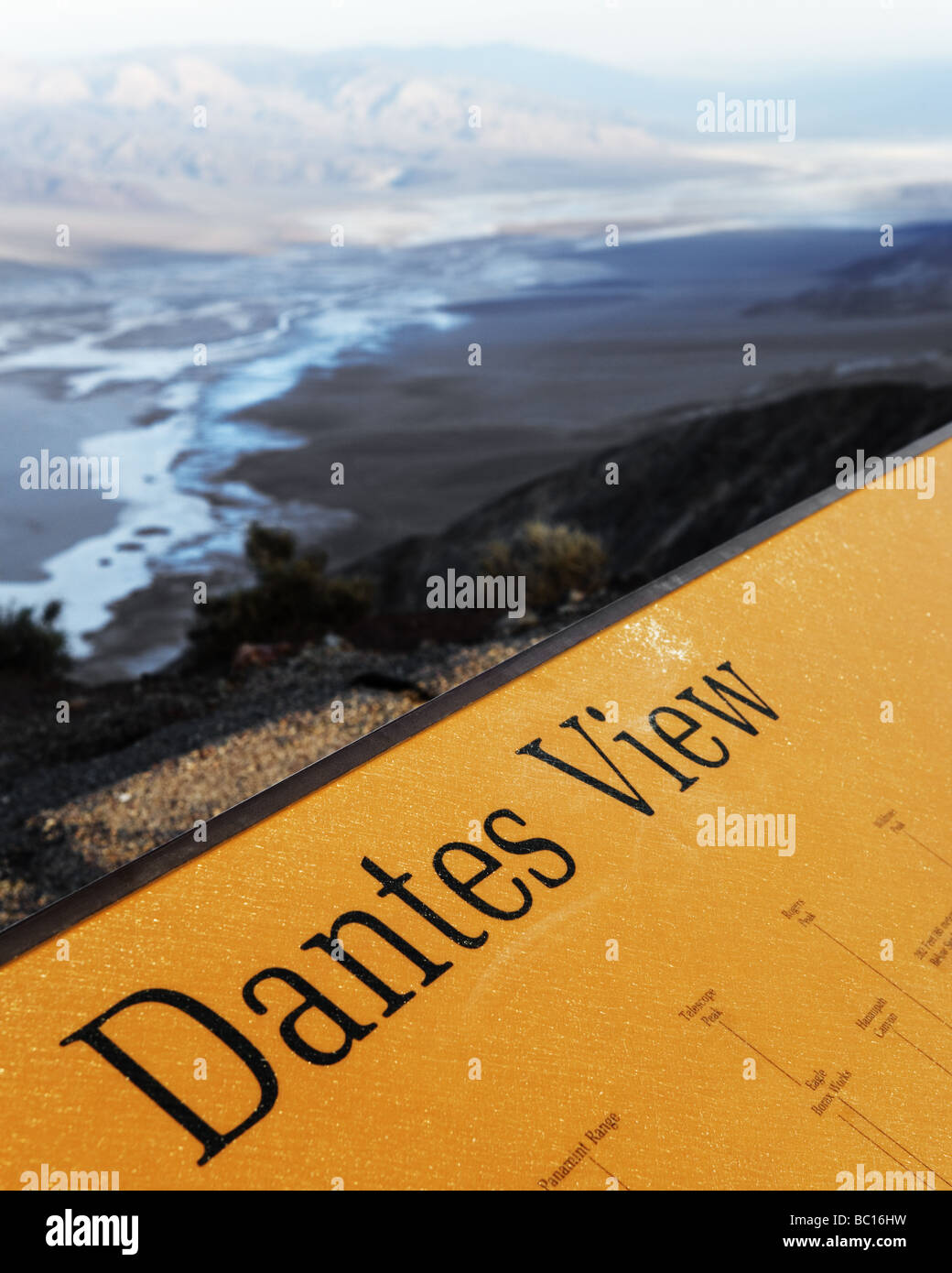 Dichiarazioni interpretative segno a Dantes vista. Parco Nazionale della Valle della Morte, California. Foto Stock