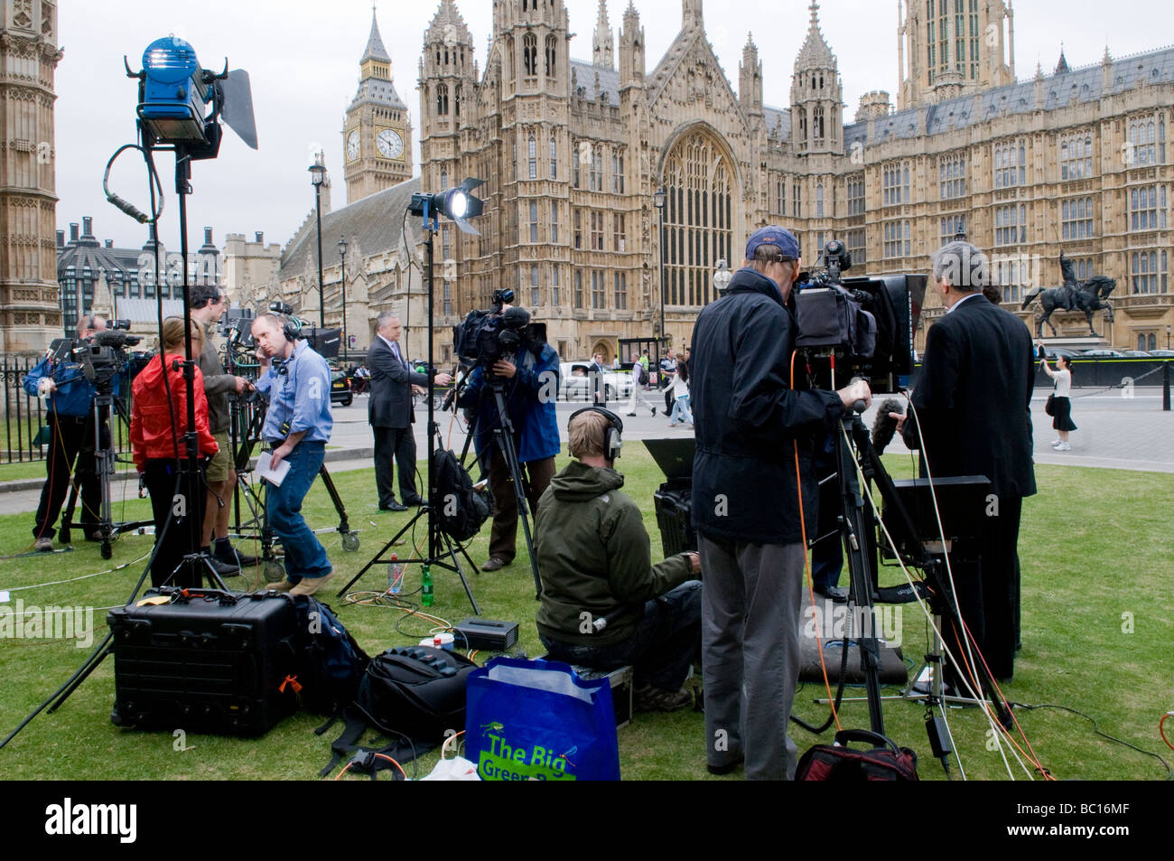 Le imprese televisive impostato per trasmettere in diretta da Parlamento verde DURANTE LO SCANDALO DELLE SPESE, LONDON, Regno Unito Foto Stock