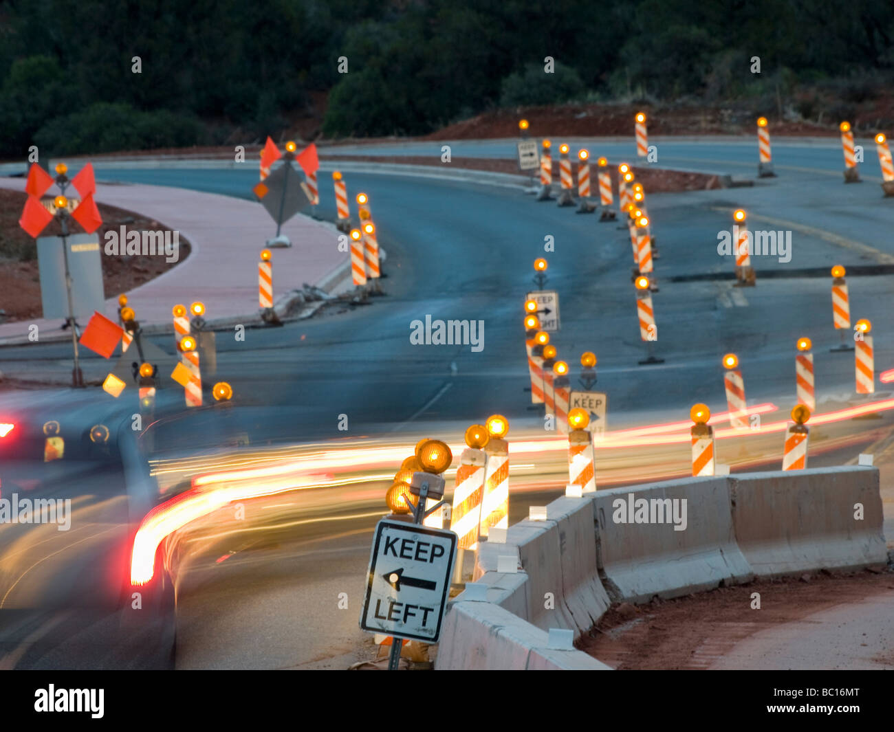 Cartelli di avvertimento per reindirizzare il traffico in corrispondenza del sito di autostrada lavoro. Foto Stock