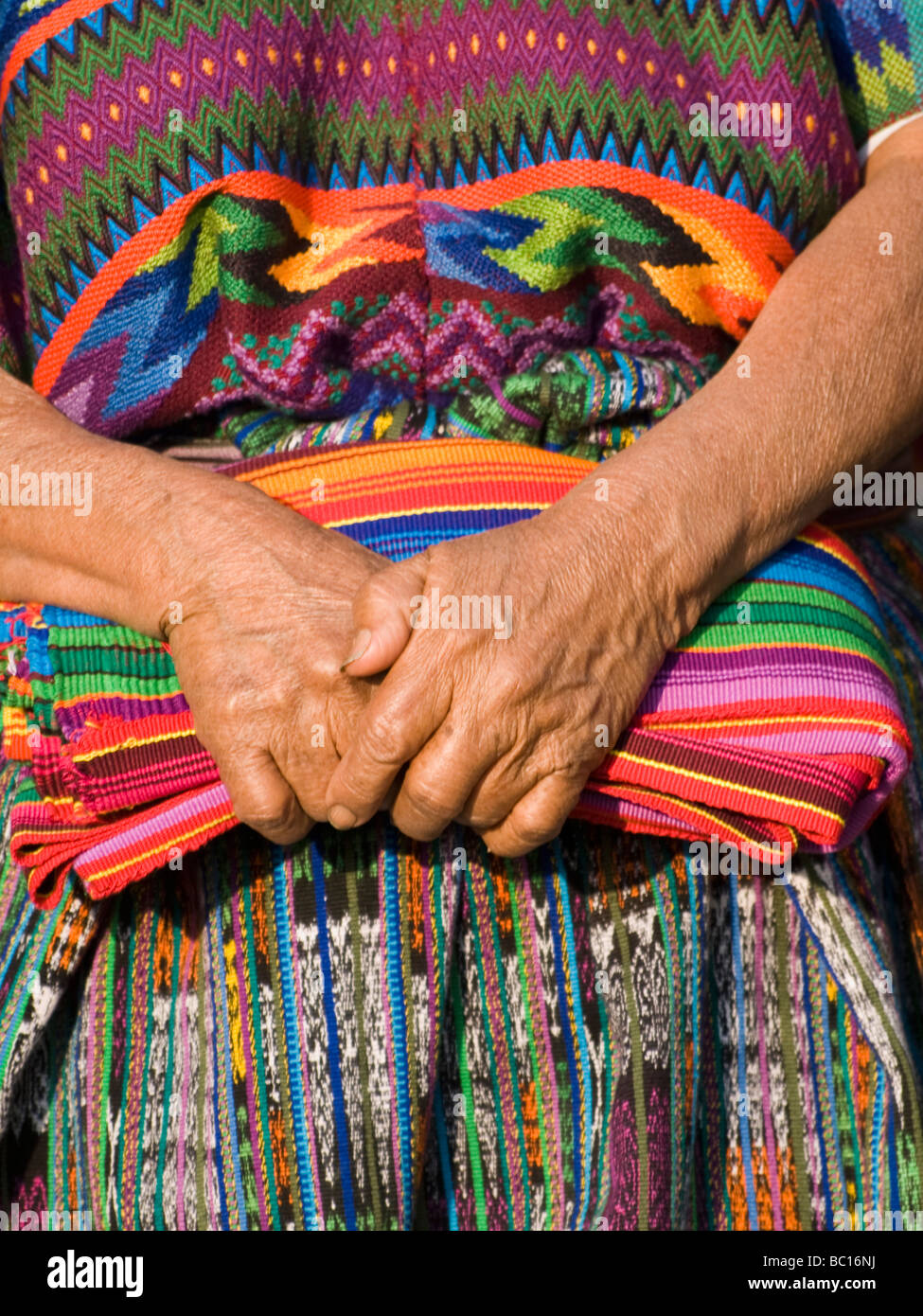 Le mani di un indigeno guatemalteco azienda donna tessuto tradizionale. Foto Stock