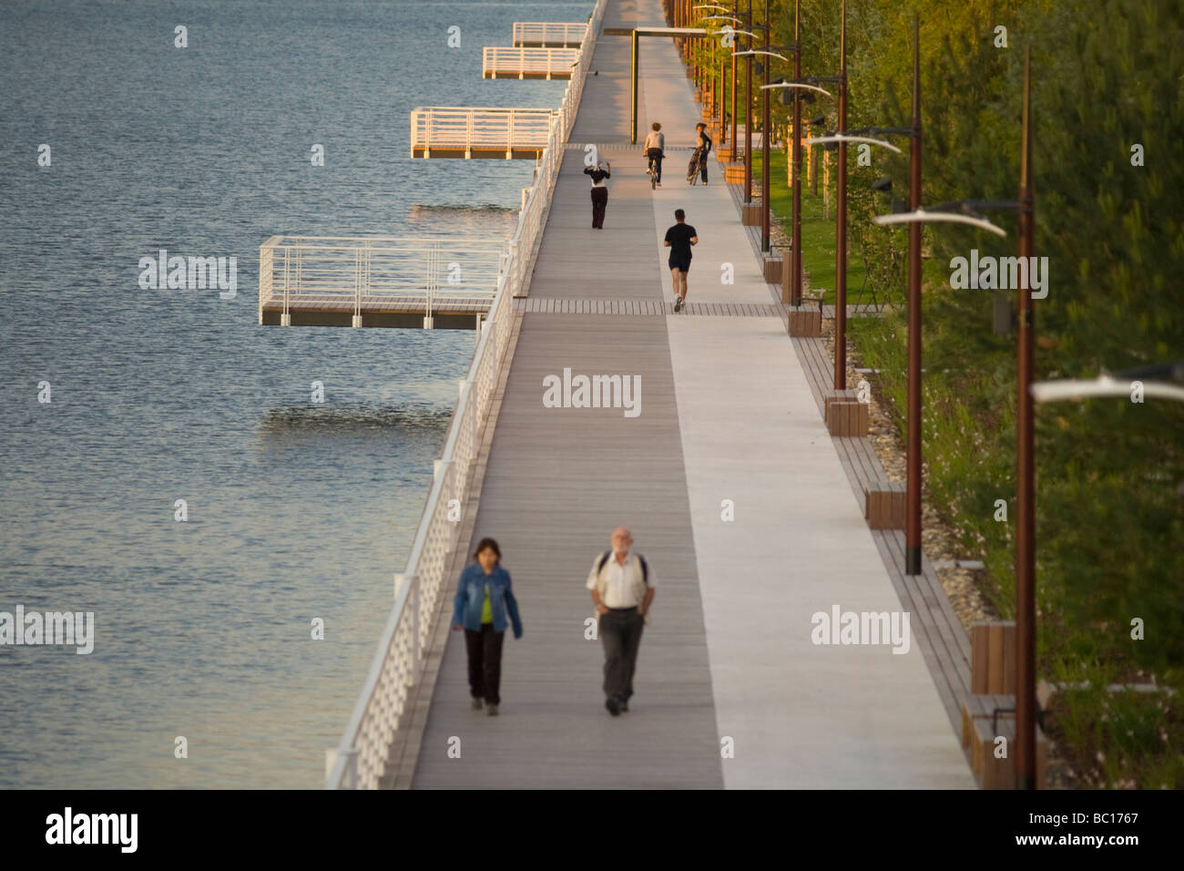 A Vichy, un stabiliti esplanade per pedoni e per chi ama fare jogging (Francia). A Vichy, esplanade aménagée pour piétons et joggeurs. Foto Stock